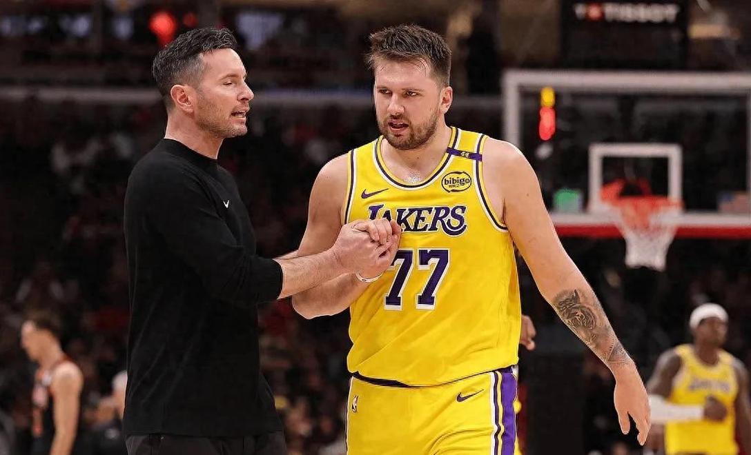 jiuyou-勇士教练压力巨大！，Rookie遭遇十持续失利赛场气氛高涨(勇士球队教练)